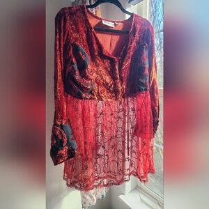 Raviya Vibrant Red Velvet and Lace Blouse. SzM
